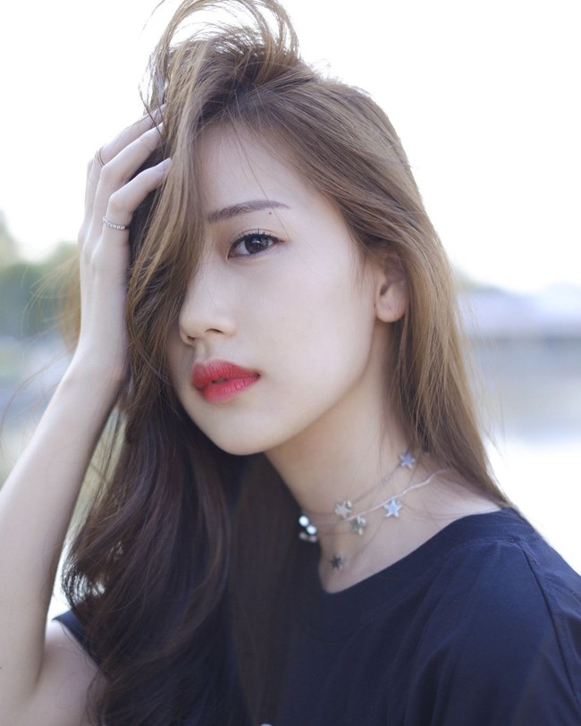 Tampil dengan makeup natural flawless dan perona bibir berwarna merah, penampilan Jane ini tampak memukau. Foto: Instagram