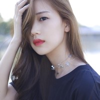 Tampil dengan makeup natural flawless dan perona bibir berwarna merah, penampilan Jane ini tampak memukau. Foto: Instagram