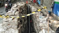 Pantauan di lokasi, sudah tidak tampak petugas yang berjaga. Tapi garis polisi masih dipasang di sekitar lubang.