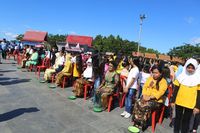Para ibu yang dibariskan (dok Pemkab Halmahera Barat) 