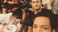 Tuh kan, makan di restoran Jepang all you can eat lagi. Tapi kali ini ia ditemani Al Ghazali dan dua orang temannya. Tapi kok mukanya Atta kepotong gitu ya di foto? Foto: Instagram @attahalilintar