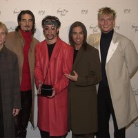 Mantel kebesaran di karpet merah. Tak ketinggalan kacamata kecil sebagai aksesori. Foto: Dok. Getty Images