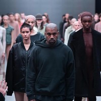 Kanye West mencoba lagi peruntungannya di dunia fashion. Kali ini dengan koleksi Yeezy, buah kolaborasinya dengan Adidas, yang diluncurkan 2015 silam. Sayangnya, dia tak luput dari kritikan lagi. Meski menargetkan untuk pasar yang lebih luas, Kanye menjual koleksinya dari harga US$ 600 untuk sebuah celana. (Foto: Getty Images)