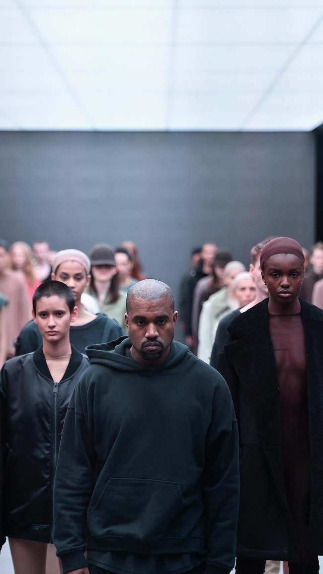 Kanye West mencoba lagi peruntungannya di dunia fashion. Kali ini dengan koleksi Yeezy, buah kolaborasinya dengan Adidas, yang diluncurkan 2015 silam. Sayangnya, dia tak luput dari kritikan lagi. Meski menargetkan untuk pasar yang lebih luas, Kanye menjual koleksinya dari harga US$ 600 untuk sebuah celana. (Foto: Getty Images)