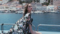 Cinta tidak hanya liburan sendiri, namun juga bersama teman-teman dan pacaranya. Ini gaya Cinta saat berada di Hydra, Yunani (claurakiehl/Instagram)