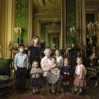Pewaris keempat Kerajaan Inggris itu juga muncul di foto resmi ulang tahun ke-90 Ratu Elizabeth 2016 silam. Sebagai cicit terbungsu, Putri Charlotte mendapat tempat spesial di pangkuan sang Ratu. (Getty Images)