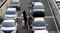 Seperti diketahui, JLNT Casablanka seolah tidak pernah steril dari pemotor. Padahal jalan layang tersebut tidak diperuntukkan bagi motor karena berbahaya.