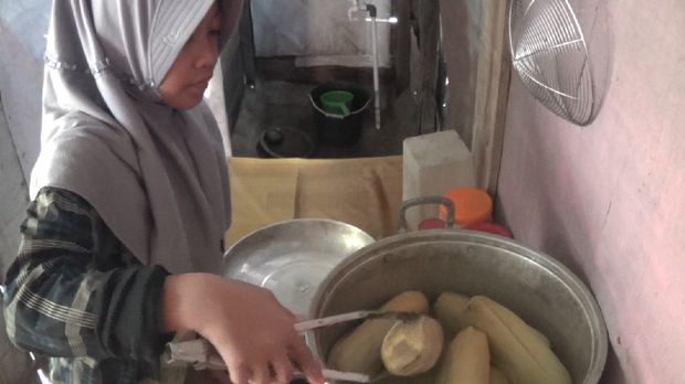 Siswi SD Jualan Jagung Rebus, Amelia Ingin Jadi Polwan