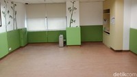 Di sini belum ada ruangan khusus untuk salat. Namun bisa disiapkan tempat memadai bagi traveler muslim yang ingin beribadah, seperti di ruangan bekas kelas ini (Kanavino/detikTravel)
