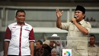 Presiden Konfederasi Serikat Pekerja Indonesia (KSPI) Said Iqbal mengaku sudah mengundang para capres untuk memenuhi 10 tuntutan yang diajukan oleh para buruh. Namun hanya capres Partai Gerindra Prabowo Subianto yang mau memenuhi dan hadir pada peringatan May Day. 10 Tuntutan itu mau tidak ditandatangani? Kalau capres mana pun mau menandatangani 10 tuntutan itu, maka kita akan mendukungnya. Bukan karena elektabilitasnya yang tinggi dari lembaga survei. Prabowo adalah satu-satunya, kata Iqbal saat itu.