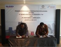Penandatangan kesepakatan oleh Direktur Utama PT Pertamina Lubricants, Afandi dengan Direktur Utama PT Semen Baturaja (Persero) Tbk Rahmad Pribadi (Foto: Dok Pertamina Lubricants)