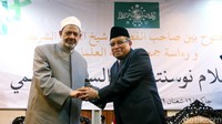 Saiq Aqil berjabat tangan dengan Ahmad Muhammad Ath-Thayib di sela-sela acara.