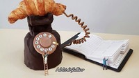 Wah, ini bisa jadi telpon dengan rasa paling manis sekaligus gurih. Miniaturnya juga terlihat sedang membalikan buku telpon. Foto: Instagram @idolcidigulliver