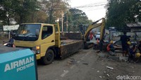 Foto: Alat berat berupa ekskavator masih digunakan untuk mengangkat pelat baja.Fotografer: Muhammad Fida Ul Haq