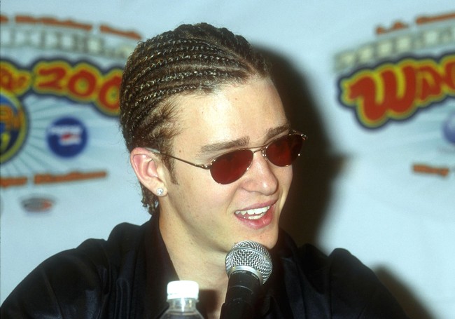 Justin Timberlake dengan rambut cornrow. Kalau dipakai sekarang bisa buat kontroversi, nih. Foto: Dok. Getty Images