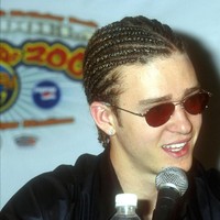 Justin Timberlake dengan rambut cornrow. Kalau dipakai sekarang bisa buat kontroversi, nih. Foto: Dok. Getty Images