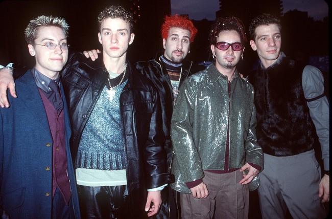 Nggak perlu ada yang namanya koordinasi busana. Nsync bebas mau pakai jaket glitter, atasan bulu atau sweater metalik. Foto: Dok. Getty Images