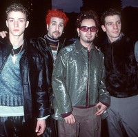 Nggak perlu ada yang namanya koordinasi busana. Nsync bebas mau pakai jaket glitter, atasan bulu atau sweater metalik. Foto: Dok. Getty Images