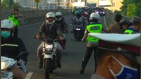 Biar cepat mencapai tempat tujuan, banyak cara yang dilakukan para pengendara motor nakal di Tanah Air. Misalnya seperti yang baru saja terjadi pagi hari ini. Foto: Twitter