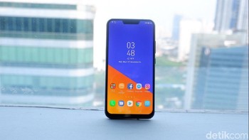 Ukuran layarnya 6,2 inch dengan resolusi Full HD dan aspek rasio 18:9. (Foto: detikINET/Adi Fida Rahman)