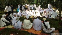 Setelah selesai Tradisi Nyepuh ditutup dengan makan bersama di lokasi hutan, tumpeng yang dibawa sebelumnya telah dipersiapkan dimasak dari tradisi Nalekan. Tradisi Nalekan ini memasak tumpeng yang bahan-bahannya dari warga tapi dengan syarat harus halal (Dadang Hermansyah/detikTravel)