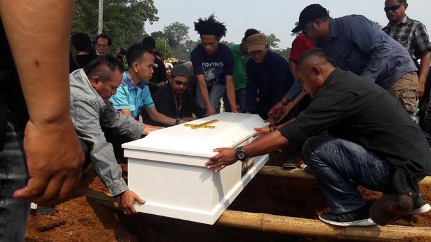 Jenazah Bocah Dalam Karung Dimakamkan, Haru Menggelayut