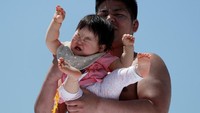 Namanya Festival Nakizumo, dimana para pesumo berlomba membuat bayi-bayi gemas ini menangis. (Reuters)