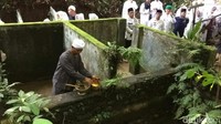 Sebelum sampai di komplek makam, warga kemudian mengambil air dari mata air Geger Emas untuk Ziarah ke makam. Setelah sampai di makam KH Panghulu Gusti warga melakukan doa bersama, tawasulan dan tausiyah (Dadang Hermansyah/detikTravel)