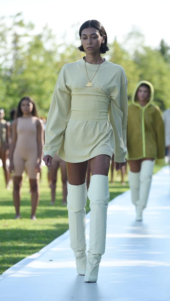 Jelang fashion show Yeezy Season 4 pada September 2016, Kanye sempat menjadi bulan-bulanan di media sosial. Ia disebut rasis lantaran hanya mengaudisi model wanita keturunan ras campuran. (Foto: Getty Images)