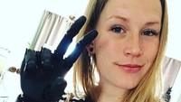 Bergaya dengan tangan bionik membuat seseorang sekilas jadi seperti cyborg. (Foto: Instagram/ms_robot_germany)