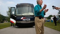 Senator Mitch McConnell ikut serta dalam uji coba bus elektrik di Kentucky, Amerika Serikat. Istimewa/ Win McNamee.