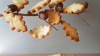 Yang satu ini dibuat lebih sederhana. Cookiesnya dibuat menyerupai daun pohon oak yang berguguran. Miniaturnya terlihat sedang membersihkan daun yang jatuh itu. Foto: Instagram @idolcidigulliver
