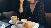 Suzy asyik menikmati sepiring waffle dengan saus cokelat dan krim. Pemain drama korea While You Were Sleeping ini tetap cantik meski tanpa pulasan make-up ya? Foto: Instagram @baesuzy.sz