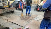 Foto: Lubang gorong-gorong itu ditutup setelah proses evakuasi jenazah Tarno oleh petugas gabungan dari Sudin Damkar Jakarta Utara dan Basarnas itu selesai. Jenazah kemudian dibawa ke RSCM pada Rabu (2/5/2018) sekitar pukul 04.30 WIB. Proses evakuasi korban berjalan lebih dari 12 jam.Fotografer: Muhammad Fida Ul Haq