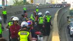 Ini Para Pemotor Nakal Hindari Razia yang Mirip Pasukan Siap Perang