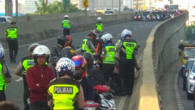 Ini Para Pemotor Nakal Hindari Razia yang Mirip Pasukan Siap Perang
