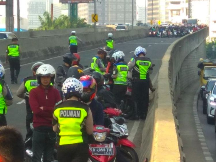 Ini Para Pemotor Nakal Hindari Razia yang Mirip Pasukan Siap Perang