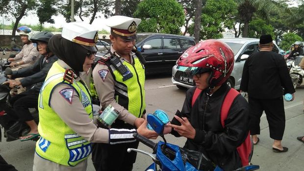 Polantas bagi-bagi handuk di Jakbar