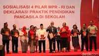 Festival tersebut dibuka oleh Ketua MPR Zulkifli Hasan.
