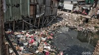 Tumpukan sampah dibiarkan begitu saja.