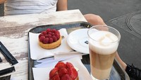 Waduh, lagi mampir ke Artisan Boulangerie Patisserie di Paris tapi kok gaya Ernest saat menyeruput kopi begini ya. Antara kopinya terlalu pahit atau masih ngantuk? Foto: Instagram @ernestprakasa