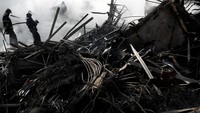 Gedung tersebut diketahui terbakar pada pukul 01.20 waktu setempat. Api yang berasal dari lantai bawah gedung dengan cepat merambat seluruh bangunan dalam waktu 90 menit. Penyebab kebakaran itu sendiri hingga kini belum diketahui. REUTERS/Leonardo Benassatto.