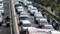 Seorang pengendara sepeda motor melintas di JLNT yang macet.