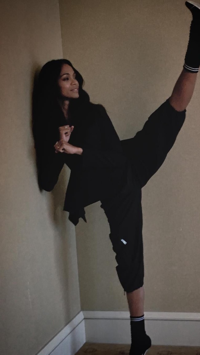 Banyak orang menyebut kalau kaki jenjang Zoe Saldana seperti berasal dari galaksi lain. Memulai karier dari berdansa balet klasik dan tarian modern Amerika Latin, mungkin itu jadi salah satu faktor yang membuat kakinya tampak seksi. Foto: Instagram/zoesaldana