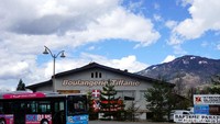 Bus ini akan mengantarkan traveler dari desa terdekat yang berada di bawah menuju ke area main ski yang notabene berada di ketinggian. Bus ini gratis lho! (Wahyu/detikTravel)
