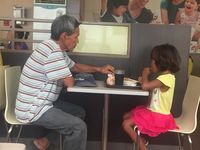 Bikin Terharu, Foto Kakek Menemani Cucunya Makan yang Jadi 
