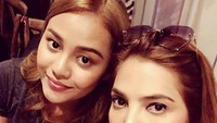 Ashanty dan Aurel Hermansyah kerap terlihat kompak. Mereka bahkan mewarnai rambut dengan warna yang sama. Foto: Dok. Instagram/ashanty_ash