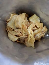 3 Bersaudara Asal Indonesia Sukses Jual Keripik Telur Asin di Singapura