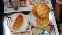 Martin menyadari bahwa bahan-bahan itu bisa saja tercampur dengan bahan daging lain yang tidak halal. Karena itu, pemilihan bahan-bahan roti yang sesuai dan halal adalah sesuatu yang sangat penting di kafe tersebut. (Kanavino/detikTravel)