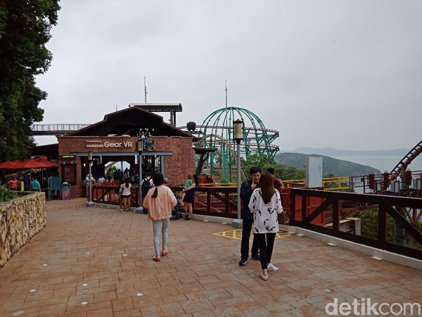 Mine Train, inilah wahana roller coaster yang dipadukan dengan teknologi virtual reality (VR) (Kanavino/detikTravel) Mine Train, inilah wahana roller coaster yang dipadukan dengan teknologi virtual reality (VR) (Kanavino/detikTravel)